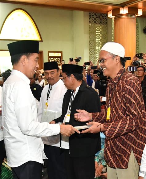 Sementara secara istilah, wakaf didefinisikan dengan Presiden Jokowi Serahkan 204 Sertifikat Tanah Wakaf di Jawa Barat - PKPBerdikari
