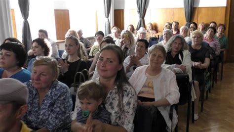 hundreds of moldovan jews gathered for a lag b omer program chabad lubavitch jewish community