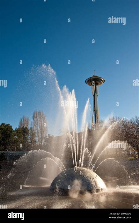 Space Needle Behind The Water Fountain Show Stock Photo Alamy