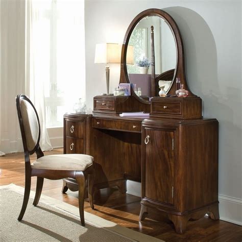 A standard vanity mirror set is necessary. 1000+ ideas about Bedroom Vanities X43 | Antique vanity ...