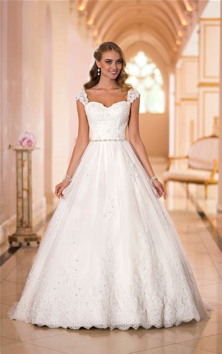 Classic Ball Gown Sweetheart Open Back Lace Beaded Wedding Dress With