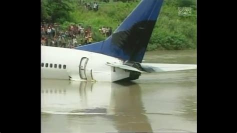 Kecelakaan Pesawat Garuda Indonesia B737 300 Ga 421 Di Bengawan Solo