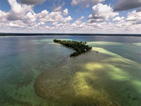 The 9,900 acre (40 km²) lake is known for its deep, clear waters and is the 10th largest in michigan with a shoreline of 21 miles (34 km). 05_Waterfront_Higgins_Lake_Michigan | Island Real Estate