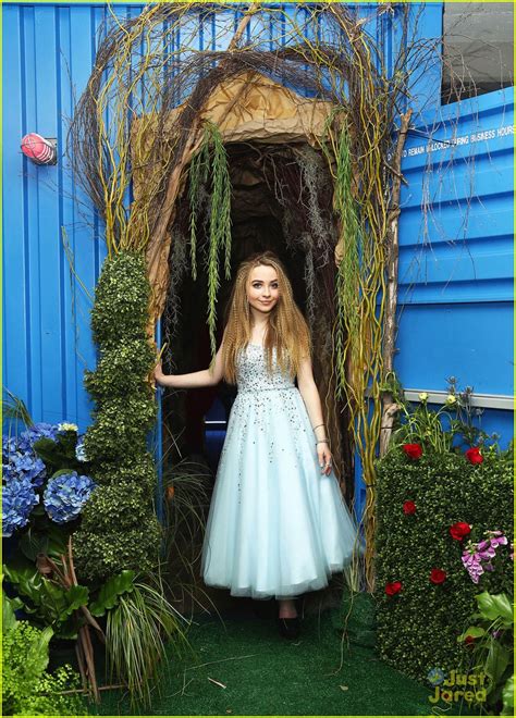 Sabrina Carpenter Throws Star Studded Alice In Wonderland Sweet 16