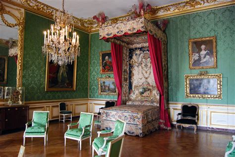 You want to visit palace of versailles (château de versailles) and stay a few days in the city. palace-of-versailles-bedroom - Decoração Sem Dúvida