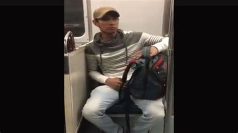 denuncian a un joven que se masturba en el metro de ciudad de méxico video telemundo