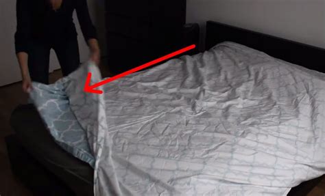 This particular diy duvet cover is not necessarily a stray from the common product of its kind. VIDEO: I've Changed My Sheets Thousands Of Times But I ...