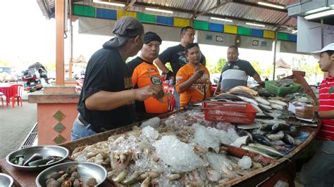 Ikan bakar literally means roasted fish in indonesian and malay. Rimau Bikerz: Ikan Bakar Umbai Melaka