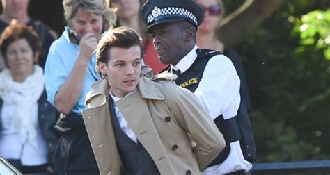 Afraid of a e/g# f#m even when the night changes d e everything that you've ever dreamed of d e disappearing when you wake up d e but there's nothing to be afraid of a e/g# f#m. Naughty Louis! One Direction Film Scenes For 'Night ...