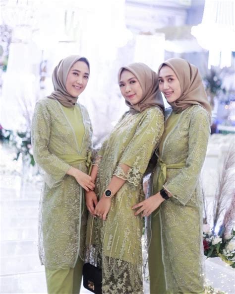 Tesettür tunikler, muhafazakâr giyimi benimsemiş kadınların vazgeçilmez kombin parçasıdır. 12 Inspirasi Setelan Tunik Kebaya Terbaru untuk Sisters of ...