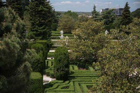 Garden Dreamer Sabatini Gardens Madrid Spain — Rose And Ivy