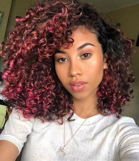 11 Pink Curly Hairstyles That Ooze Cuteness Luzes Coloridas Cabelo Cabelo Inspiração Cabelo