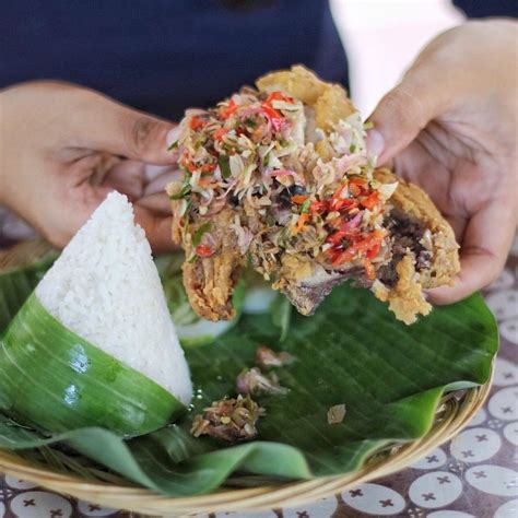 Resep makanan ini, merupakan resep turun temurun dari mendiang mbah geol dengan dilakukan inovasi. Warung Ingkung Ayam di Jogja, Cocok Buat Rame-rame