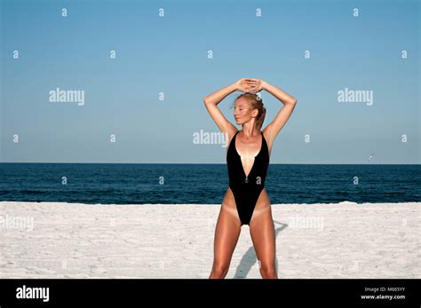 schöne frau im schwarzen badeanzug am strand sommer konzept stockfotografie alamy