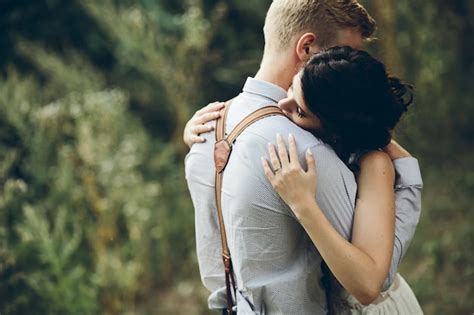 Recién Casados Abrazados En El Bosque Descargar Fotos Gratis