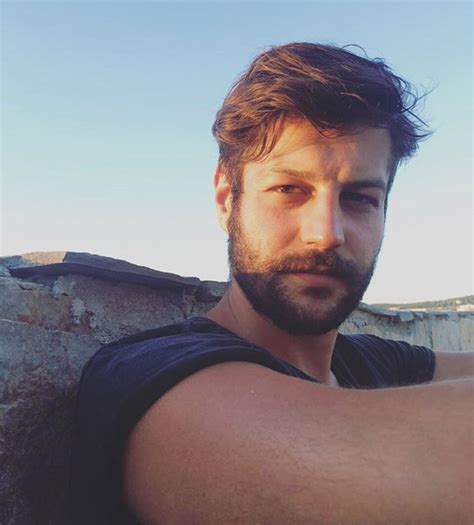 Serhat teoman 4 haziran 1983 yılında dünyaya gelmiştir.kendisi i̇zmir'de doğmuştur.babası astsubay olduğu için tayinler sebebinle farklı illerde yaşamıştır.2 serhat teoman oynadığı dizi ve filmler. Ünlülerin Instagram paylaşımları 6 Haziran 2016 - 6 ...