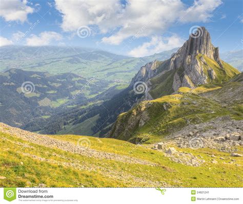 Wandern Des Pfades Die Schweiz Stockbild Bild Von Oberseite Scharf
