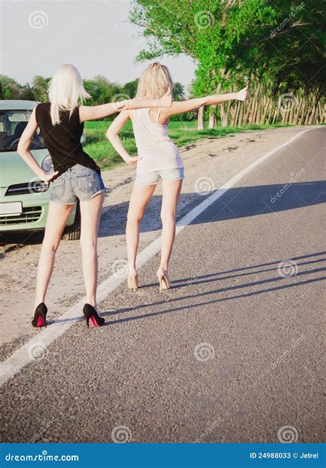 Deux Filles Sexy Restant Le V Hicule Proche Et Faisant De L Auto Stop Image Stock Image Du