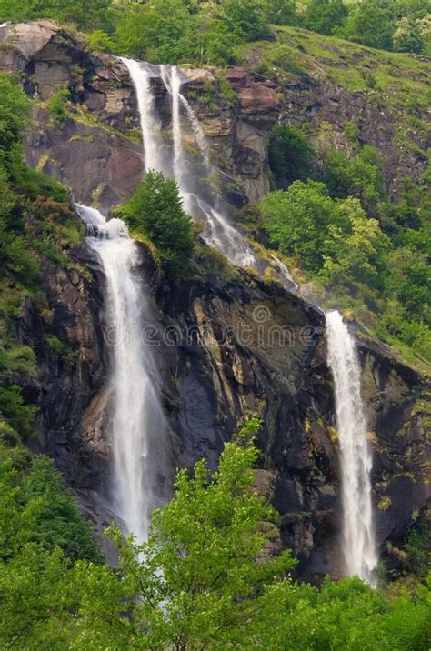 Le cascate dell'acquafraggia si trovano a borgonuovo e le parti visibili anche dalla strada sono solamente le più suggestive, ma non le uniche. Cascata Di Acquafraggia In Sondrio Fotografia Stock ...