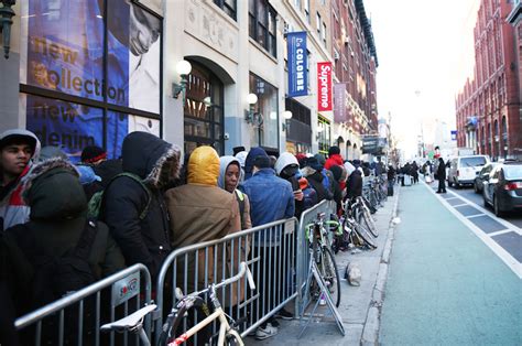 Video New York City ‘supreme Enthusiasts Line Up For Ss 2016