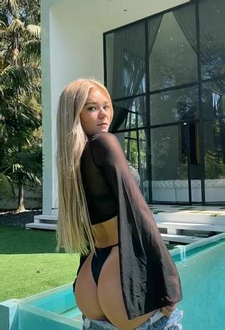 Amazing Katie Sigmond Shows Butt At The Pool Sexyfilter