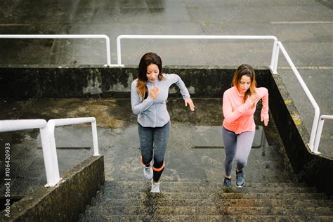 Fotografia Do Stock Urban Fitness Women Running And Climbing Stairs