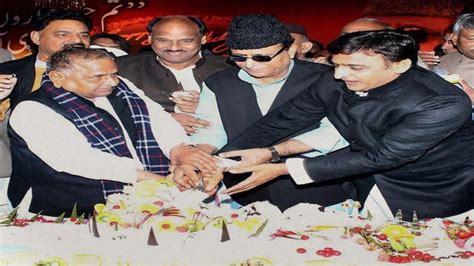 Mulayam Cuts 75 Feet Cake At Grand Birthday Bash India Today