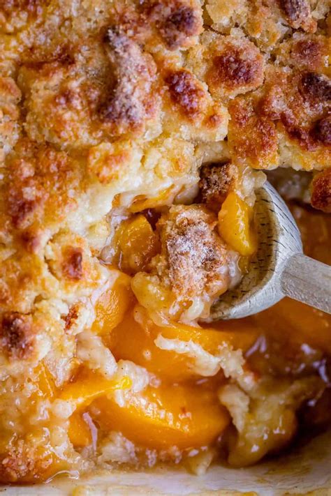 Easy Peach Cobbler Recipe (Fresh/Frozen/Canned) - The Food Charlatan