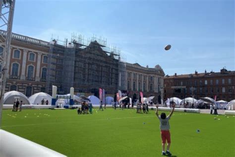 Toulouse C Est Quoi Cet Immense Terrain De Rugby Au Milieu De La Place