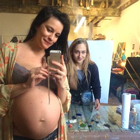 Pregnant Liv Tyler about to be painted Foto Pornô