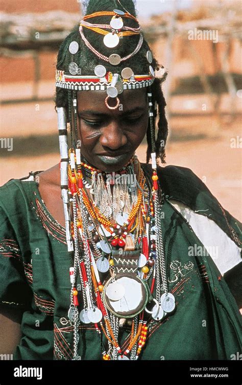 Femme Peul En Costume Traditionnel Et Portant Des Décorations