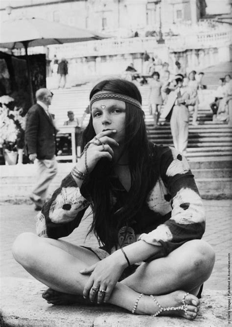 hippie girl in washington square park 1968 hippie style hippie mode hippie chick hippie
