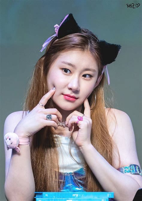 Iz One S Chaeyeon And Itzy S Chaeryeong Show Their Sisterly Bond During A Phone Call Koreaboo