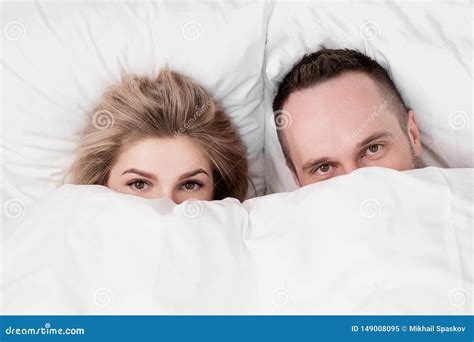 Verheiratetes Paar Mann Und Frau Liegen Im Bett Umarmen Und Schlafen Auf Weißer Bettwäsche