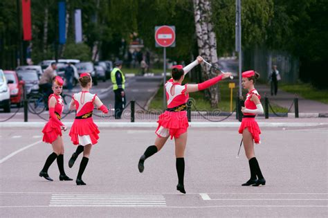 Majorettes Die Langs Een Straat Marcheren Redactionele Afbeelding