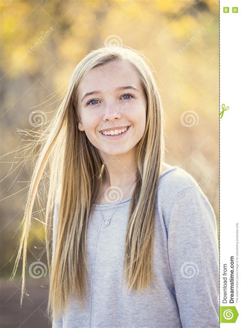 Retrato Hermoso De La Muchacha Adolescente Sonriente Al Aire Libre Imagen De Archivo Imagen De