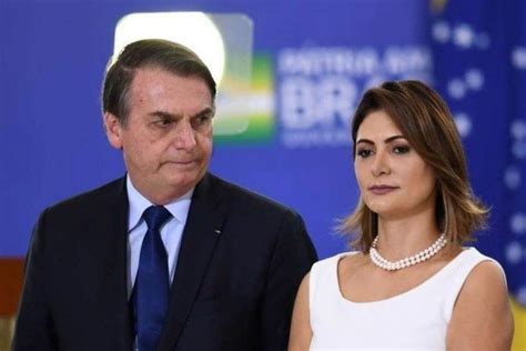 Bolsonaro condecora primeira dama com Ordem do Mérito da Defesa