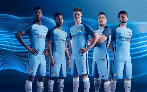 Obwohl beide teams von puma gesponsert werden und puma trikots trugen, war es der mantel von pep guardiola trägt schwarzen mantel mit riesigem man city logo auf dem rücken. Manchester City 16-17 Heimtrikot veröffentlicht - Nur Fussball