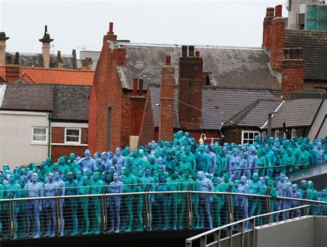 Spencer Tunick Fotografiert Wieder Tausende Nackte Posieren In Hull