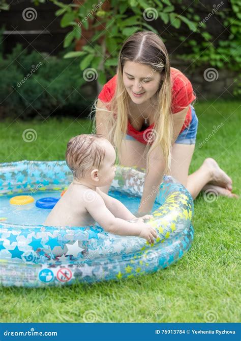 使用在游泳池的男婴在有年轻母亲的后院 库存照片 图片 包括有 妈妈 子项 浴巾 孩子 少许 本质 76913784