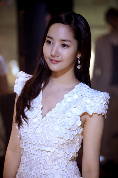 Born on march 4, 1986, she began her career in entertainment with a commercial for sk telecom in 2005. Tăm tia style của Park Min Young trong City Hunter