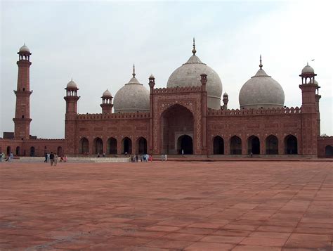 Masjid negara dikenal sebagai masjid terbesar ketigabelas di dunia. 15 Masjid Terbesar di Seluruh Dunia - VOA-ISLAM.COM