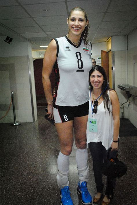 23 Tall Women Who Dwarf Everyone Around Them Wow Gallery Tall Women Tall People Tall Girl