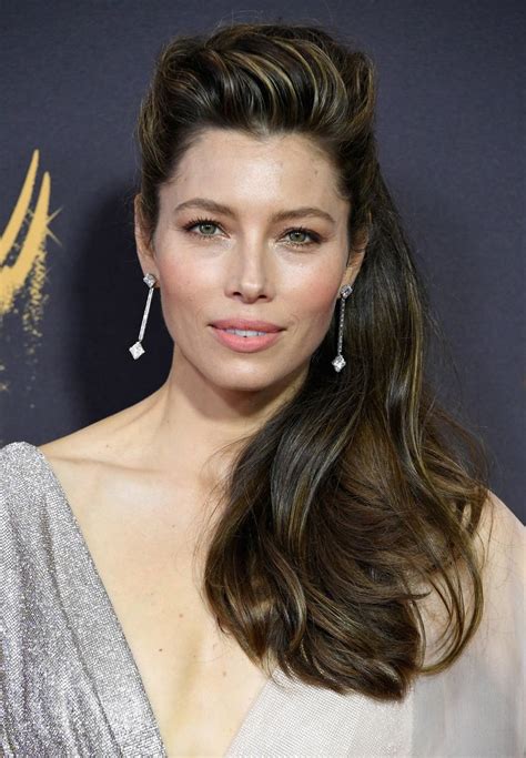 Emmy S Red Carpet Actor Jessica Biel Romantic Hairstyles Hair Styles Celebrity Hairstyles