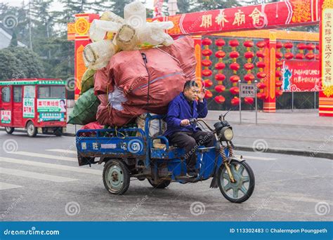 Der Chinesische Mann Der Seine Drei Reitet Drehte Motorrad Lkw Tragendes Lo Redaktionelles