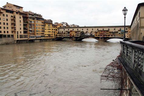 Maltempo in Toscana: stanotte a Firenze arriverà la piena dell'Arno