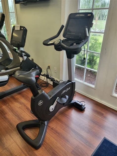 Life Fitness Discover SE 95C Elevation Upright Bike - ReFit Nation
