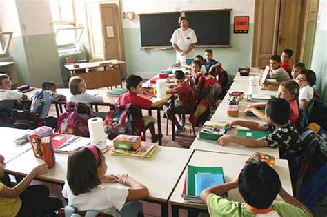 Maestra Recita Lave Maria Con I Bambini La Scuola La Sospende Per