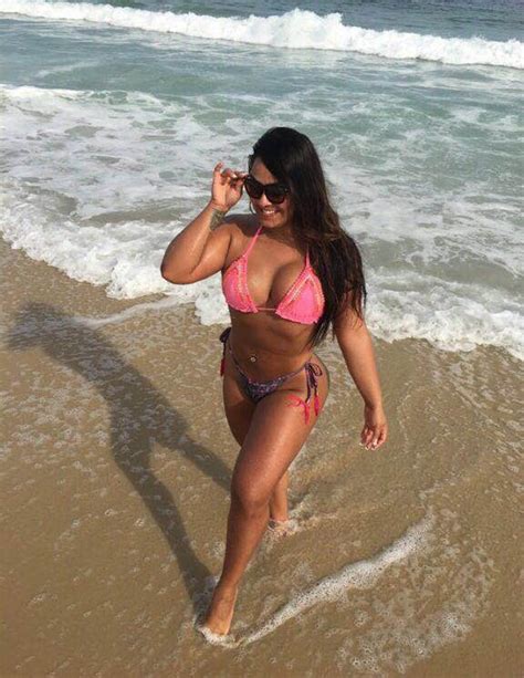Frente e verso Andressa Soares exibe corpão em dia de praia Quem QUEM News