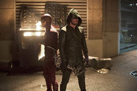 See 20 Images From Flash Vs Arrow Crossover Episode Popoptiq